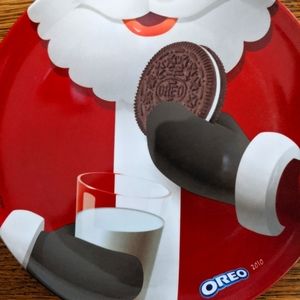 Get your Santa Cookie plate.....featuring Oreo's